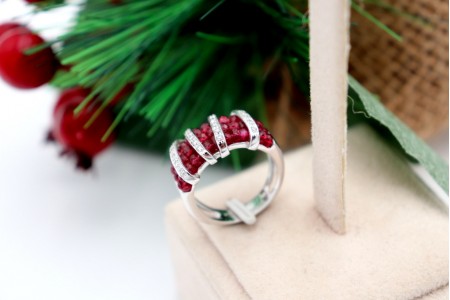 Anel em ouro branco com quatro bandas de diamantes (25) em talhe brilhante