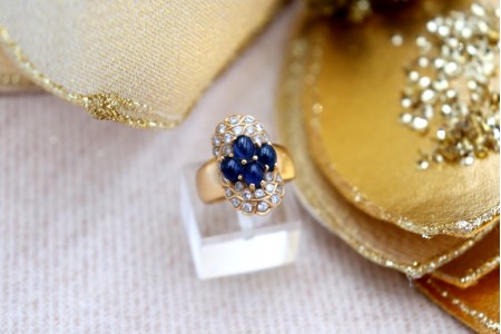 Anel em ouro com lascas de diamante e quatro safiras