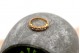 Anel em ouro tipo memória com (5) diamantes em talhe brilhante com friso.