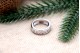 Anel em ouro branco com (7) diamantes em talhe brilhante com friso