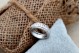 Anel em ouro branco com (7) diamantes em talhe brilhante com friso