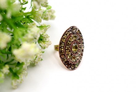 Anel em ouro com crisólitas - Minas Novas - aplicadas em formato bombè