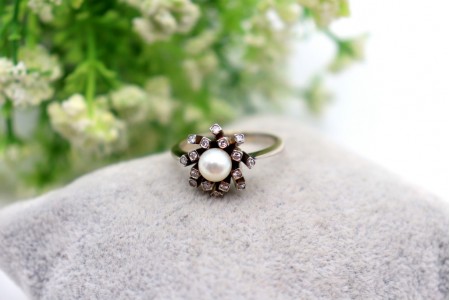 Anel em ouro com diamantes (16) em talhe brilhante 8/8 e pérola de cultura 