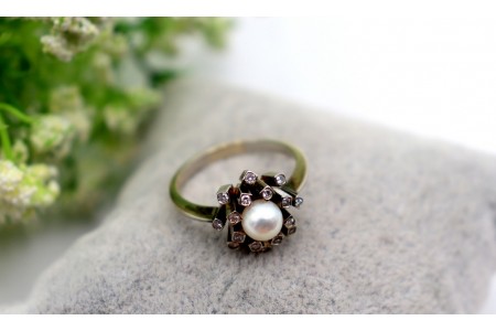 Anel em ouro com diamantes (16) em talhe brilhante 8/8 e pérola de cultura 