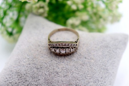 Anel em ouro branco tipo memória de três bandas com diamantes (15) em talhe bril