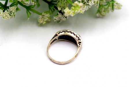 Anel em ouro branco tipo memória de três bandas com diamantes (15) em talhe bril