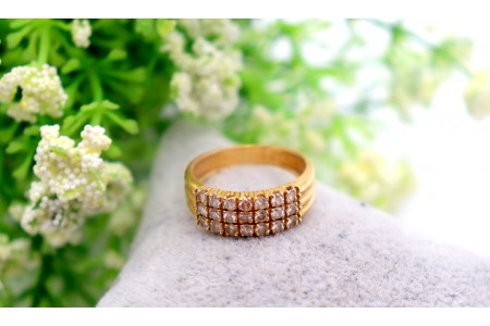 Anel em ouro amarelo de três bandas com (21) diamantes em talhe brilhante
