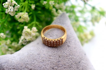 Anel em ouro amarelo de três bandas com (21) diamantes em talhe brilhante