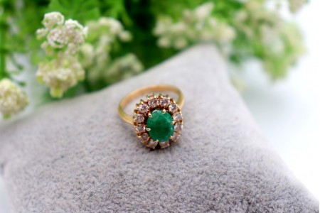 Anel em ouro amarelo com diamantes (12) em talhe brilhante e esmeralda aplicada