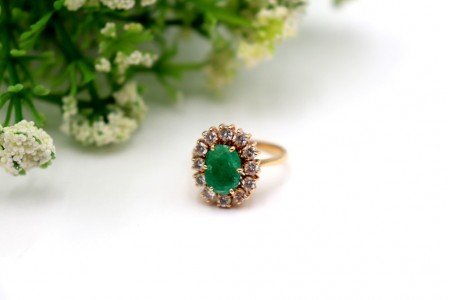 Anel em ouro amarelo com diamantes (12) em talhe brilhante e esmeralda aplicada