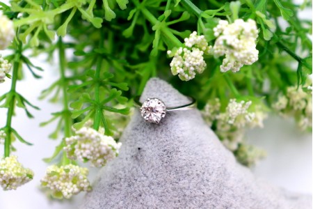 Anel em ouro branco tipo aliança com diamante em talhe brilhante antigo