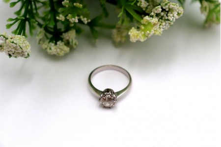 Anel em ouro branco tipo aliança com diamante em talhe brilhante antigo