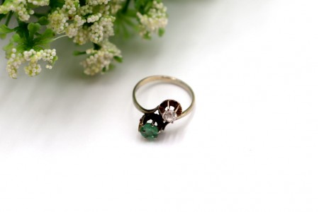 Anel em ouro branco com diamante em talhe brilhante e esmeralda lapidada