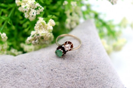 Anel em ouro branco com diamante em talhe brilhante e esmeralda lapidada