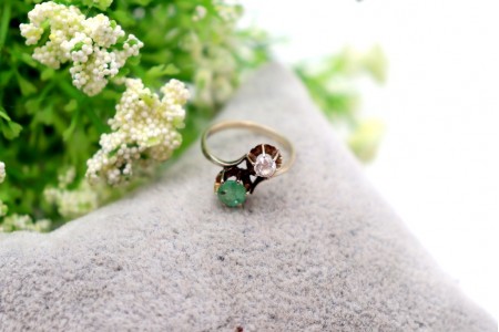 Anel em ouro branco com diamante em talhe brilhante e esmeralda lapidada