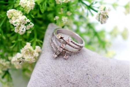  Anel em ouro branco com diamantes em talhe brilhante (6) e diamantes 8/8.