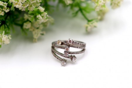  Anel em ouro branco com diamantes em talhe brilhante (6) e diamantes 8/8.