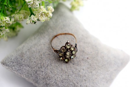 Anel de ouro e prata com (10) dez crisólitas (Minas Novas)