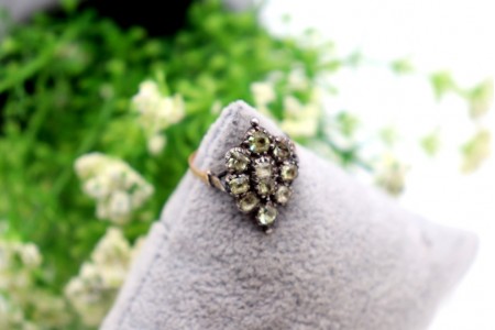 Anel de ouro e prata com (10) dez crisólitas (Minas Novas)