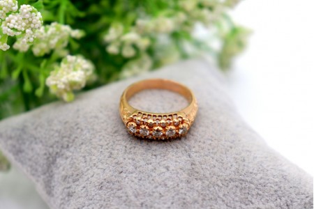 Anel de ouro amarelo com aplicação de lascas de diamantes e pedras calibradas