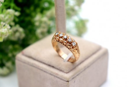 Anel de ouro amarelo com aplicação de lascas de diamantes e pedras calibradas