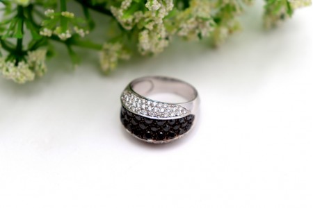 Anel em ouro branco com diamantes (102) bicolores em talhe brilhante.