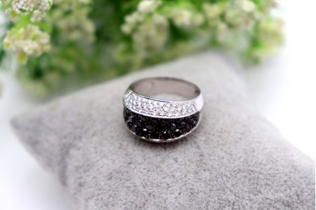 Anel em ouro branco com diamantes (102) bicolores em talhe brilhante.