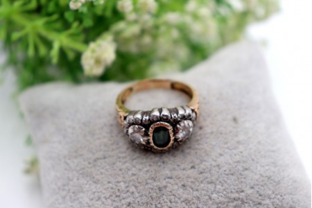 Anel em ouro amarelo e prata com dois diamantes em talhe brilhante antigos