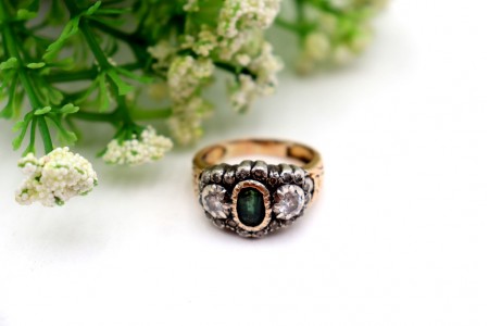 Anel em ouro amarelo e prata com dois diamantes em talhe brilhante antigos