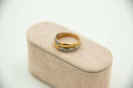 Anel em ouro bicolor com duas bandas e diamantes (22) em talhe brilhante 8/8.