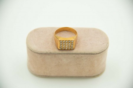 Anel de ouro amarelo com diamantes em talhe brilhante com mesa retangular