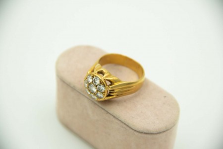 Anel de ouro amarelo tipo chuveiro com diamantes (8) em talhe brilhante.