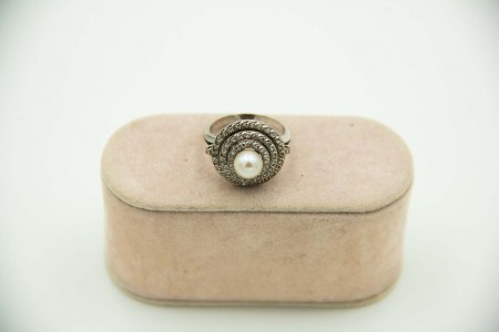 Anel de ouro branco tipo chuveiro com diamantes (64) em talhe brilhante 8/8 e pé