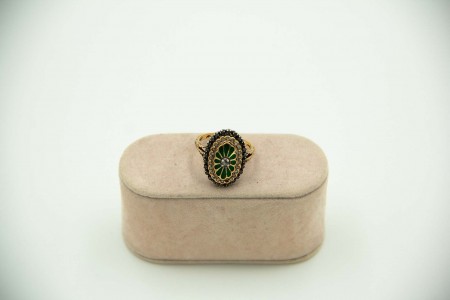 Anel em ouro amarelo e prata com lascas de diamante e esmalte policromado ao centro em formato ilíptico.