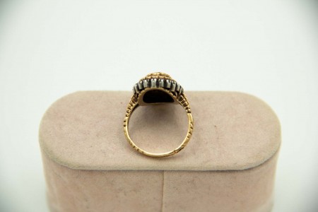 Anel em ouro amarelo e prata com lascas de diamante e esmalte policromado ao centro em formato ilíptico.