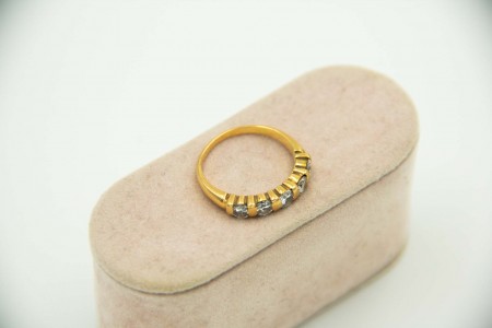 Anel de ouro amarelo tipo memória com diamantes (5) em talhe brilhante.