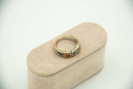 Anel de ouro bicolor com recortes e diamantes (56) em talhe brilhante 8/8.