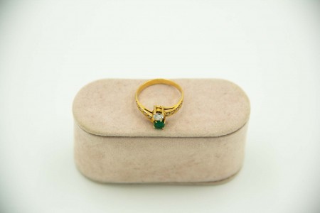 Anel de ouro amarelo com diamante em talhe brilhante no centro, (8) em talhe 8/8