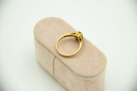 Anel de ouro amarelo com diamante em talhe brilhante no centro, (8) em talhe 8/8