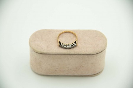 Anel em ouro amarelo e branco com diamantes (7) em talhe brilhante 8/8.