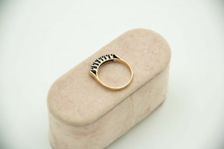 Anel em ouro amarelo e branco com diamantes (7) em talhe brilhante 8/8.