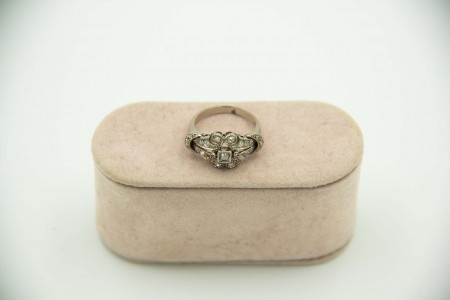  Anel em ouro branco com diamantes em talhe brilhante e lascas.