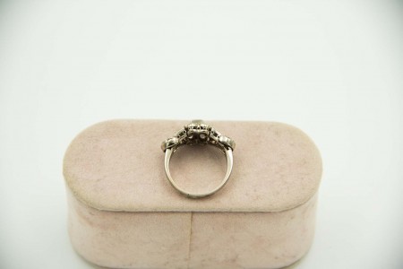  Anel em ouro branco com diamantes em talhe brilhante e lascas.