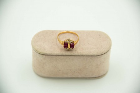 Anel de ouro amarelo com diamntes (10) em talhe brilhante 8/8 e rubis calibrados