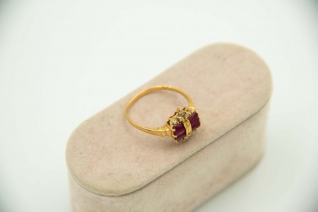 Anel de ouro amarelo com diamntes (10) em talhe brilhante 8/8 e rubis calibrados