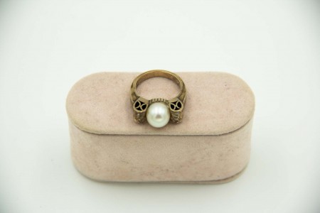Anel em ouro branco com pérola de cultura e lascas de diamante aplicadas.