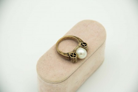 Anel em ouro branco com pérola de cultura e lascas de diamante aplicadas.