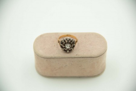 Anel de ouro amarelo e prata com diamantes (25) em talhe brilhante antigos.