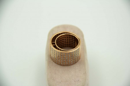 Anel de ouro amarelo de formato cilíndrico com brilhantes