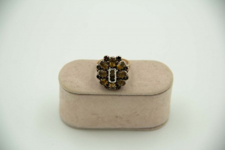 Anel de ouro com pedras